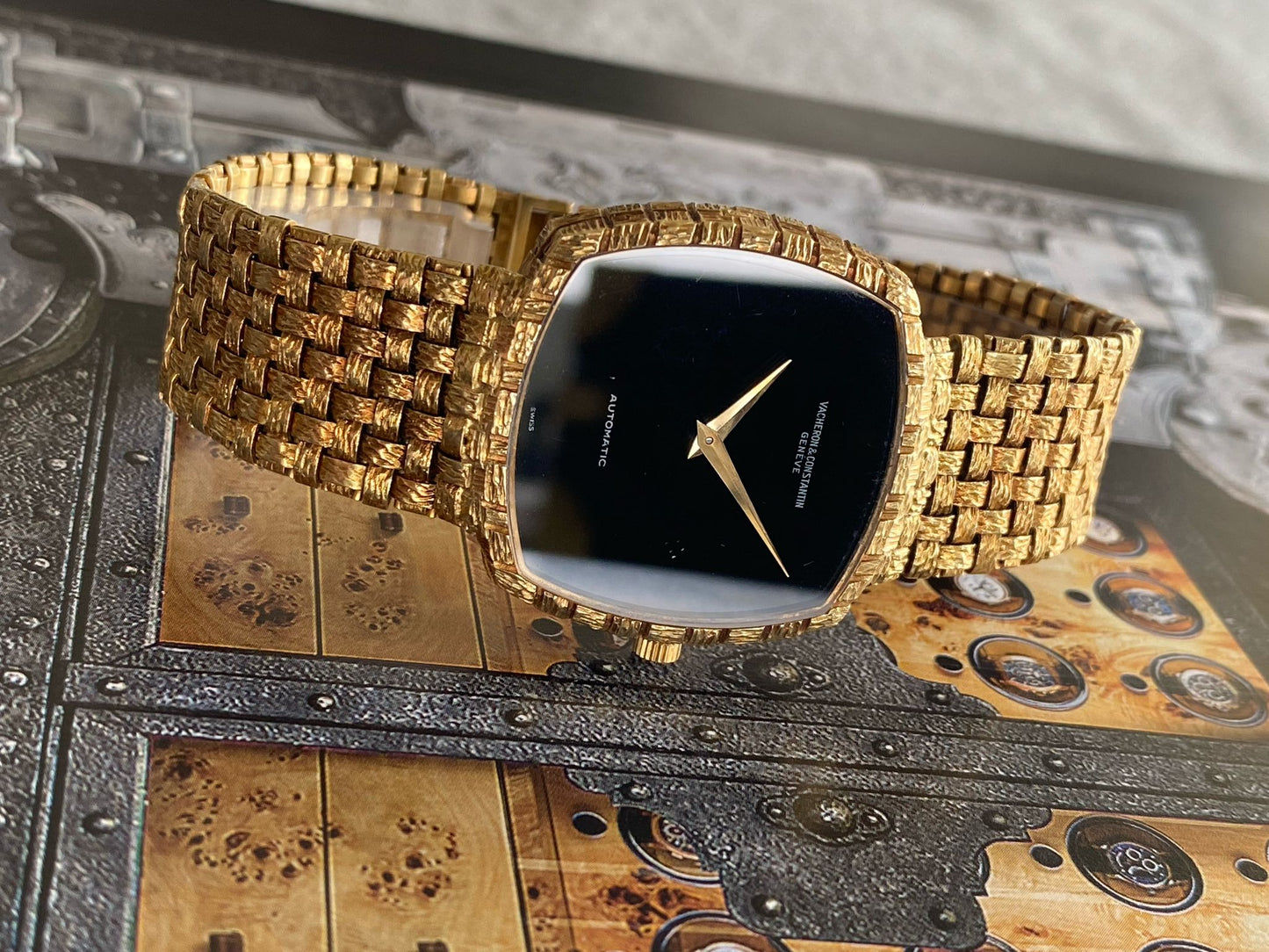 Vacheron Constantin
18K Gold woven basket onyx dial